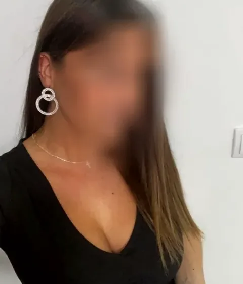 Caroline, 32
