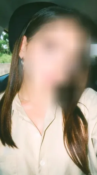 Ellie, 25