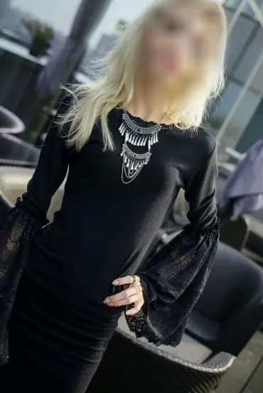 Julie, 25
