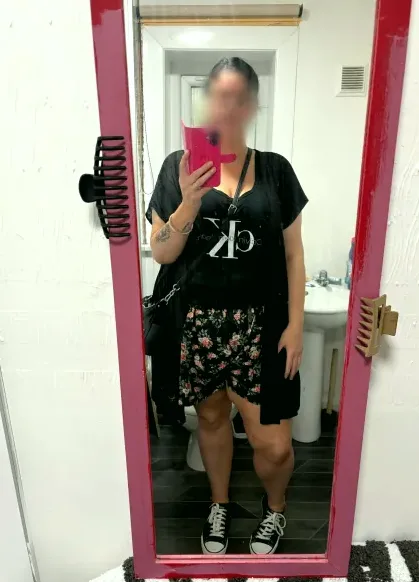 Laura, 37