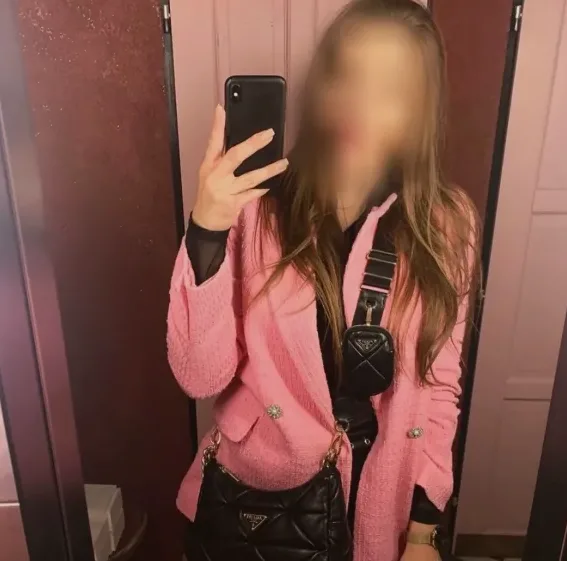 Rosa, 33